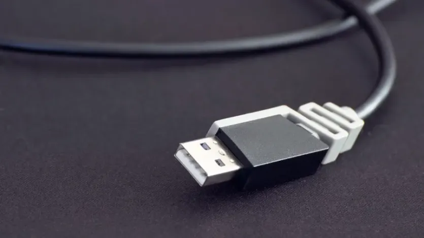 차량 USB 단자에 연결하는 USB 케이블 근접 촬영