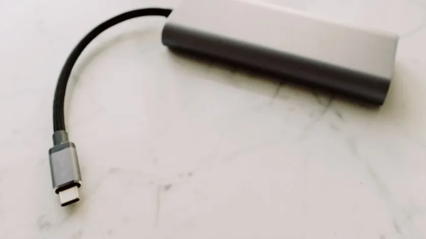 충전 어댑터와 USB-C 케이블, 보조배터리가 나란히 놓인 모습
