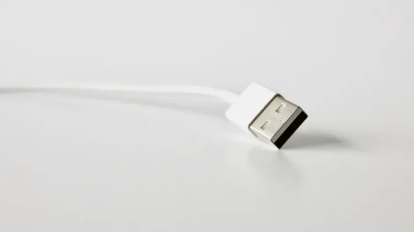 흰 배경 위에 놓인 USB 케이블 클로즈업