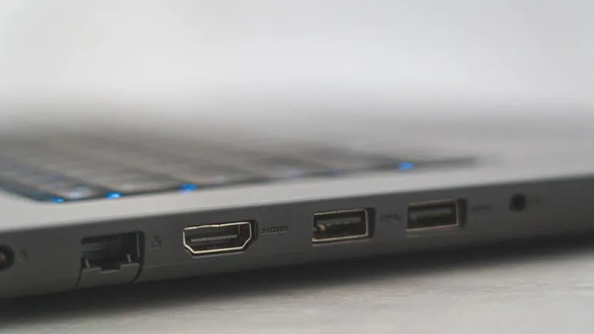 HDMI·USB-A 단자가 남아있는 구형 노트북 옆면을 확대한 모습