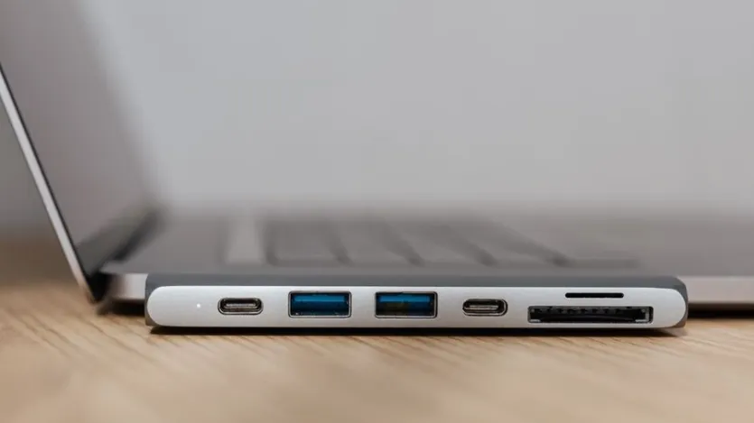노트북 옆면에 USB-C 포트 두 개와 카드리더가 나란히 배치된 모습