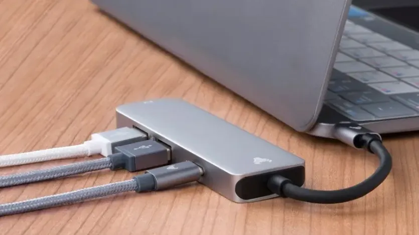 여러 개의 USB 허브와 케이블이 노트북에 연결된 모습