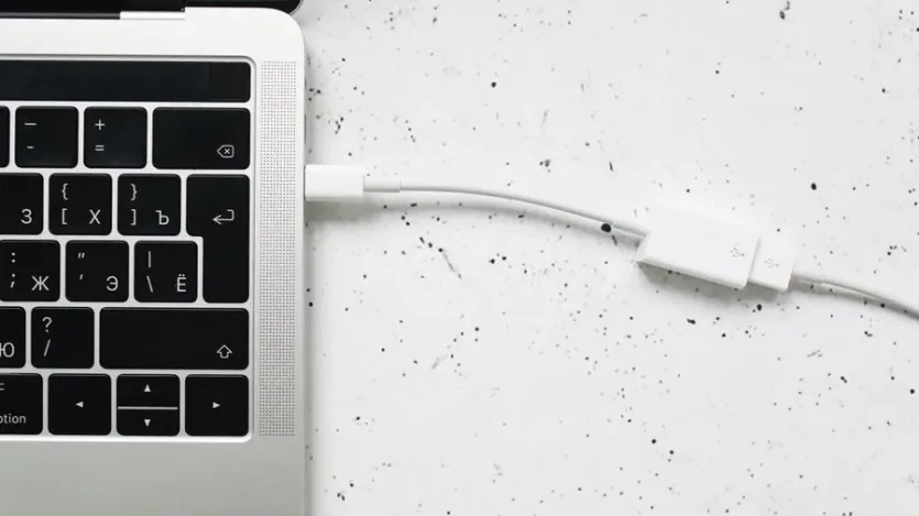책상 위에 놓인 USB-C 케이블 커넥터 클로즈업