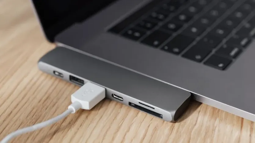 노트북에 연결된 USB-C 허브와 케이블 클로즈업