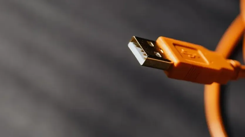주황색 USB 커넥터를 클로즈업으로 촬영한 모습