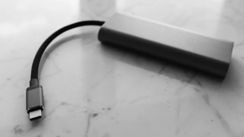 USB-C 케이블과 허브 클로즈업
