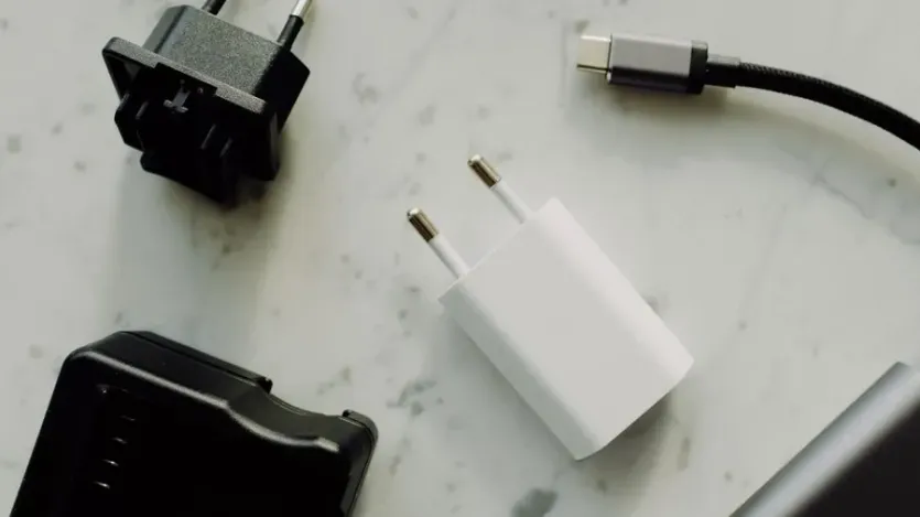 여러 규격의 USB 전원 어댑터와 C타입 케이블