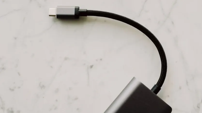 USB-C 케이블 커넥터를 가까이에서 촬영한 사진