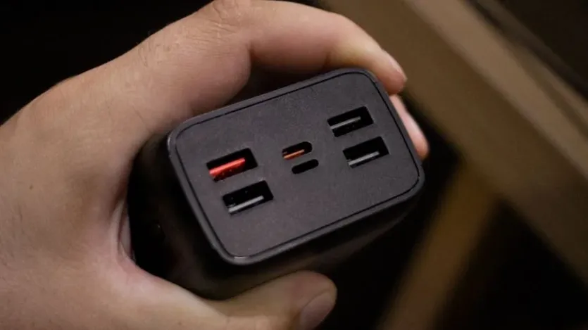 USB-C 단자가 여러 개 달린 고출력 충전 어댑터 근접 사진