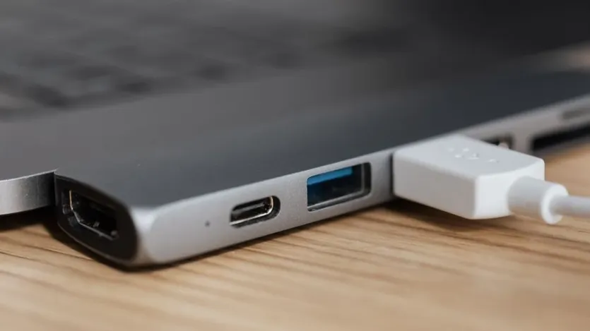 노트북 측면 단자에 USB-C 케이블이 연결된 모습